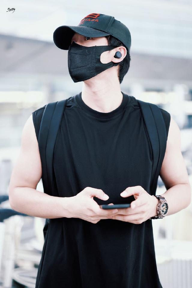 侯雯元全黑look低调现身机场 戴口罩帽子难掩帅气