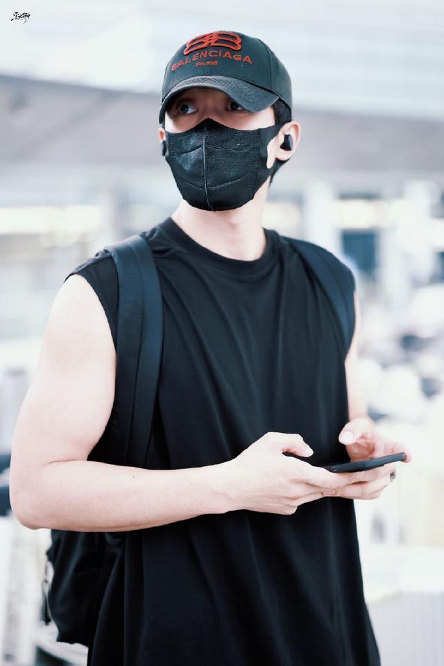 侯雯元全黑look低调现身机场 戴口罩帽子难掩帅气