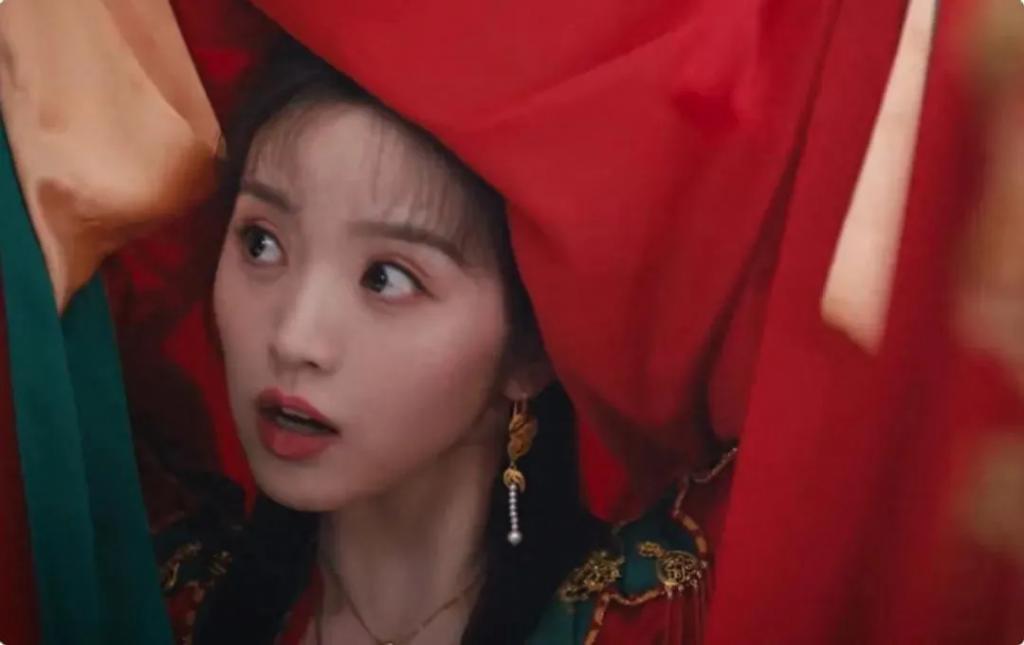 一张“假脸”却硬要演潘金莲，脸部僵硬像蛇精，看着难受