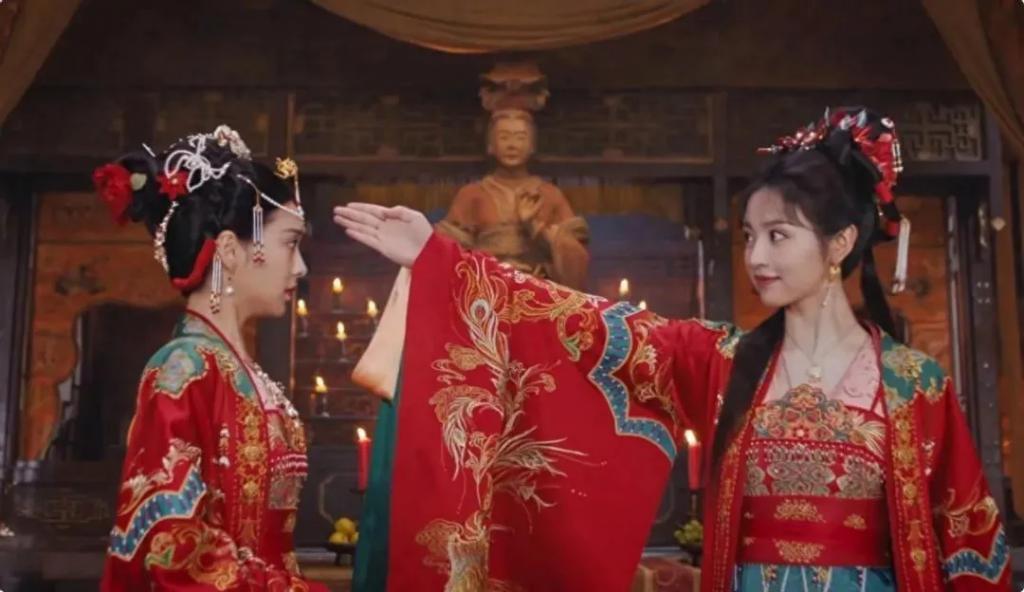 一张“假脸”却硬要演潘金莲，脸部僵硬像蛇精，看着难受