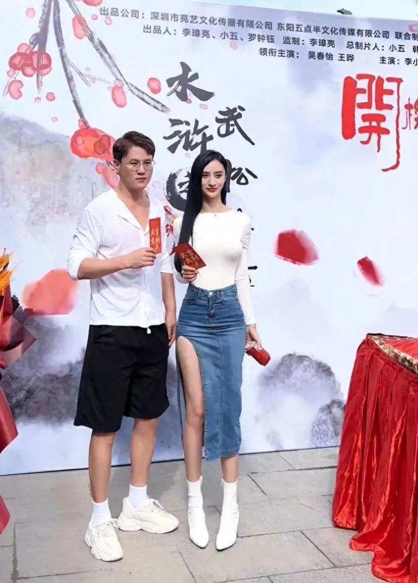 一张“假脸”却硬要演潘金莲，脸部僵硬像蛇精，看着难受