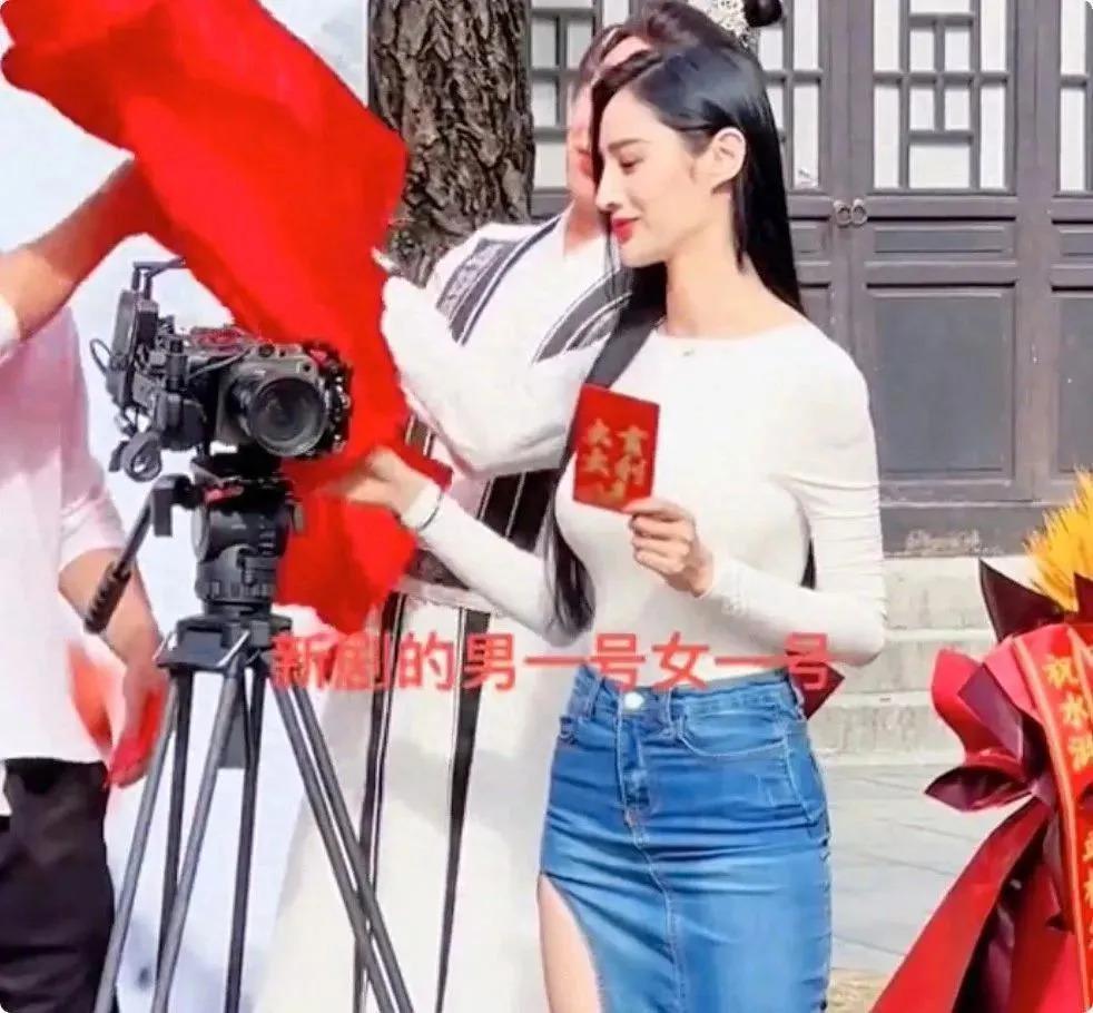 一张“假脸”却硬要演潘金莲，脸部僵硬像蛇精，看着难受