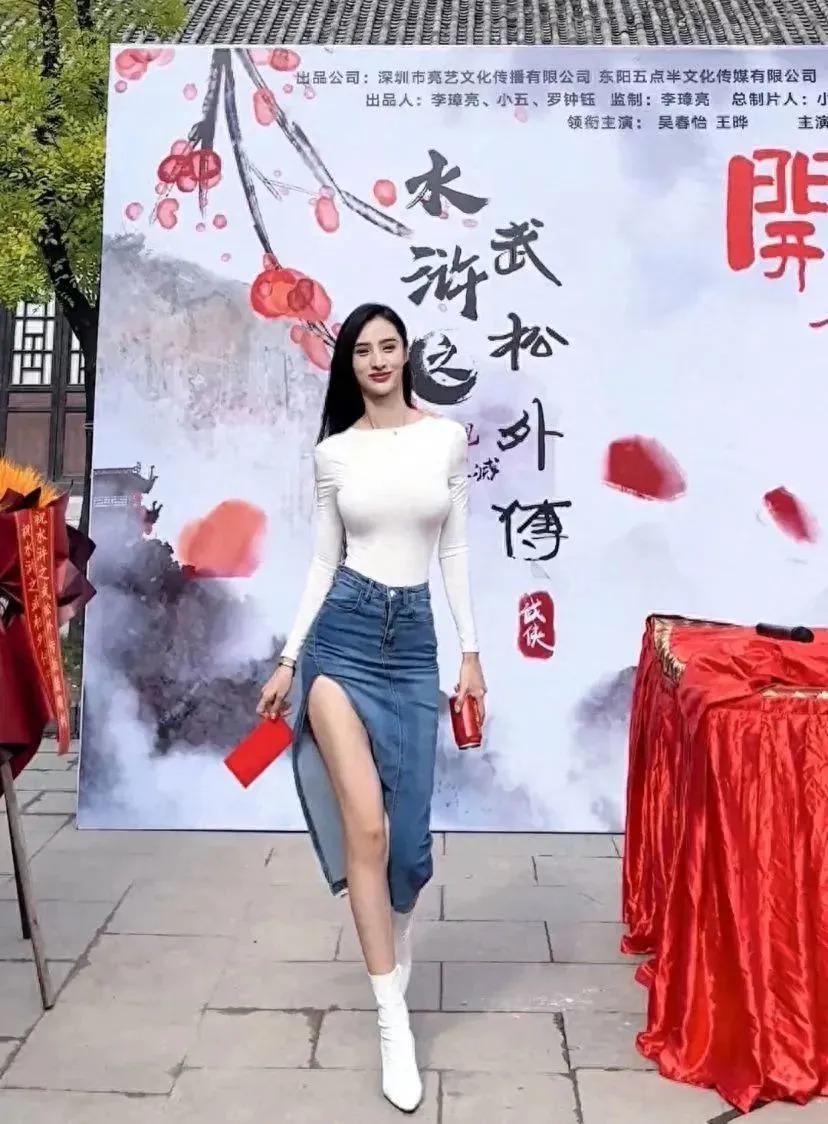 一张“假脸”却硬要演潘金莲，脸部僵硬像蛇精，看着难受