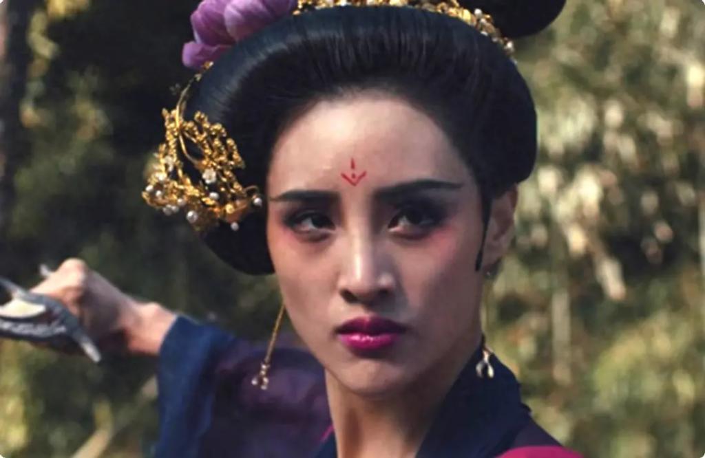 一张“假脸”却硬要演潘金莲，脸部僵硬像蛇精，看着难受