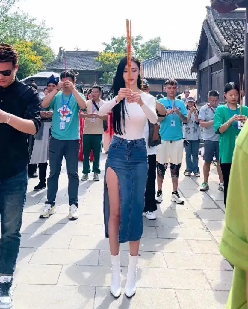 一张“假脸”却硬要演潘金莲，脸部僵硬像蛇精，看着难受