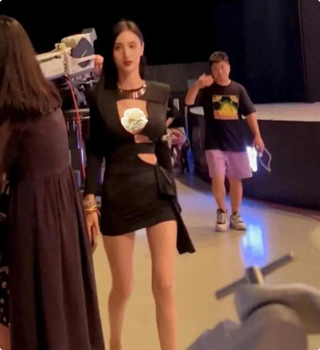 一张“假脸”却硬要演潘金莲，脸部僵硬像蛇精，看着难受