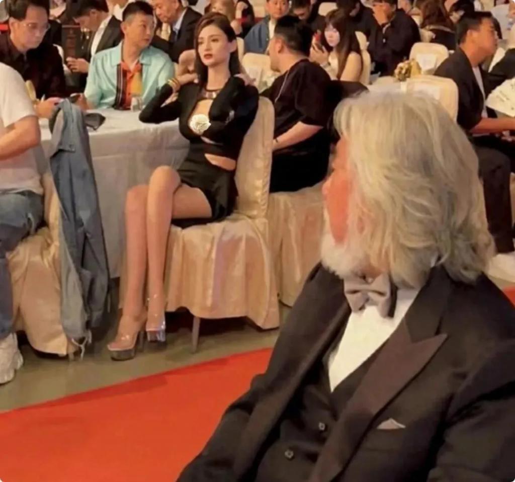 一张“假脸”却硬要演潘金莲，脸部僵硬像蛇精，看着难受