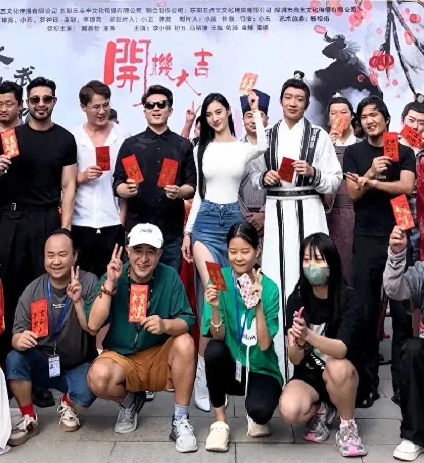 一张“假脸”却硬要演潘金莲，脸部僵硬像蛇精，看着难受