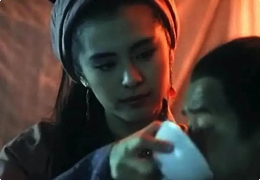 一张“假脸”却硬要演潘金莲，脸部僵硬像蛇精，看着难受