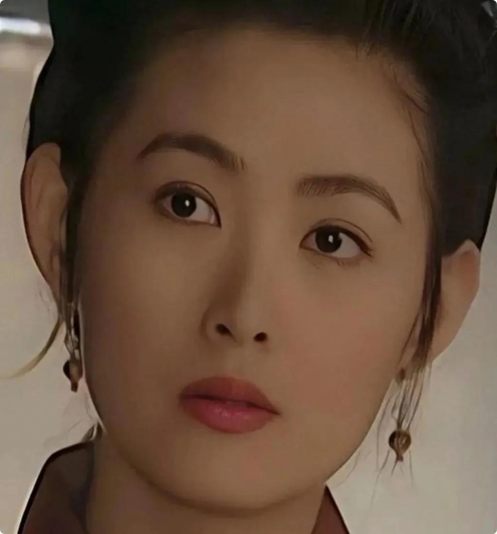 一张“假脸”却硬要演潘金莲，脸部僵硬像蛇精，看着难受