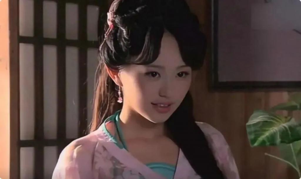 一张“假脸”却硬要演潘金莲，脸部僵硬像蛇精，看着难受