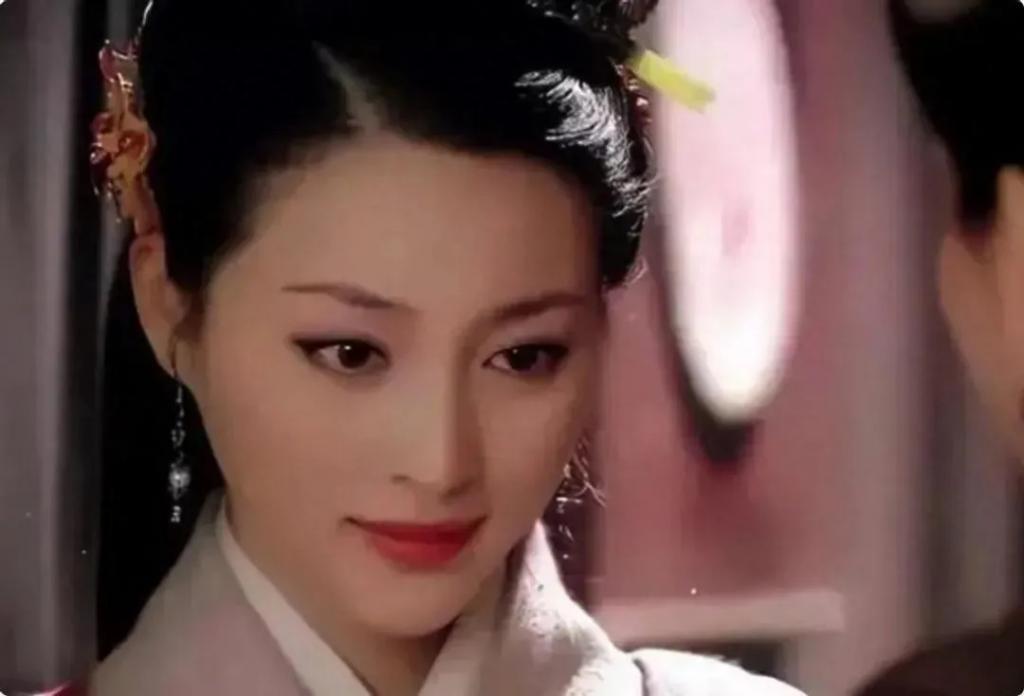 一张“假脸”却硬要演潘金莲，脸部僵硬像蛇精，看着难受