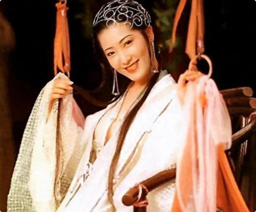 一张“假脸”却硬要演潘金莲，脸部僵硬像蛇精，看着难受