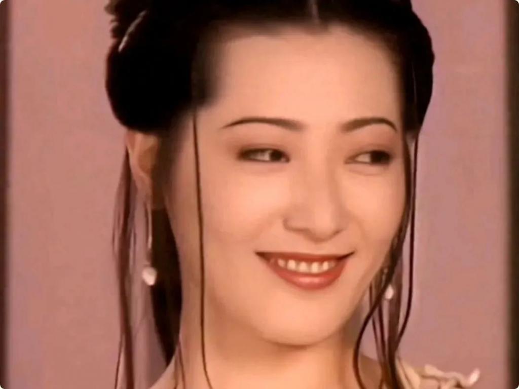 一张“假脸”却硬要演潘金莲，脸部僵硬像蛇精，看着难受