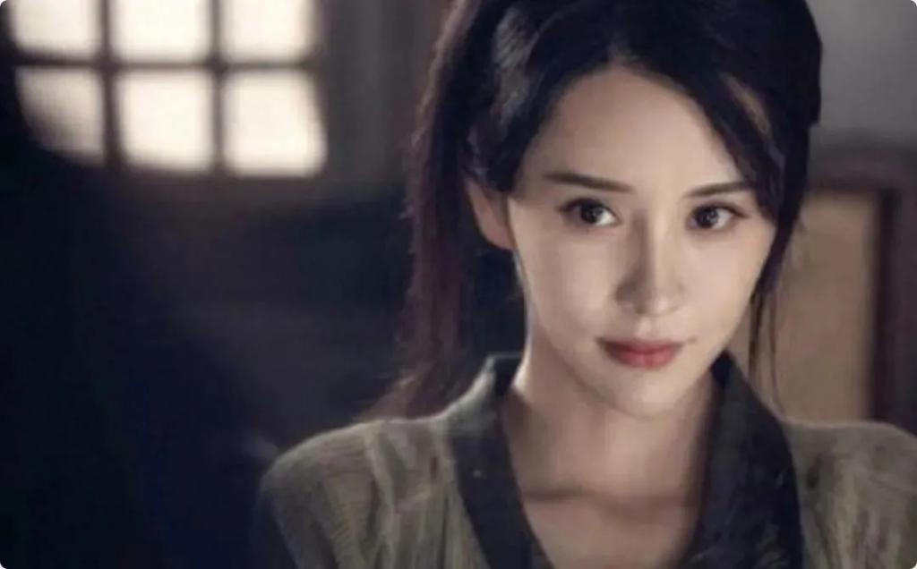 一张“假脸”却硬要演潘金莲，脸部僵硬像蛇精，看着难受