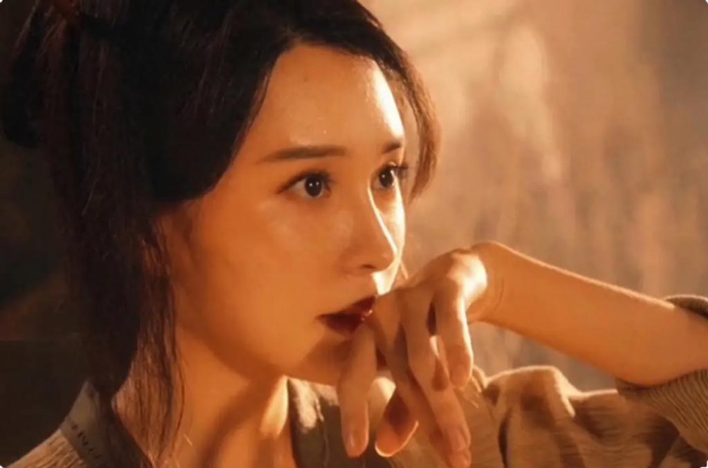 一张“假脸”却硬要演潘金莲，脸部僵硬像蛇精，看着难受