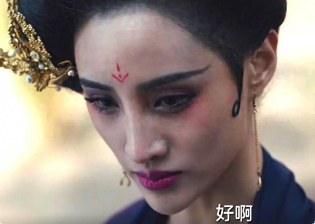 一张“假脸”却硬要演潘金莲，脸部僵硬像蛇精，看着难受