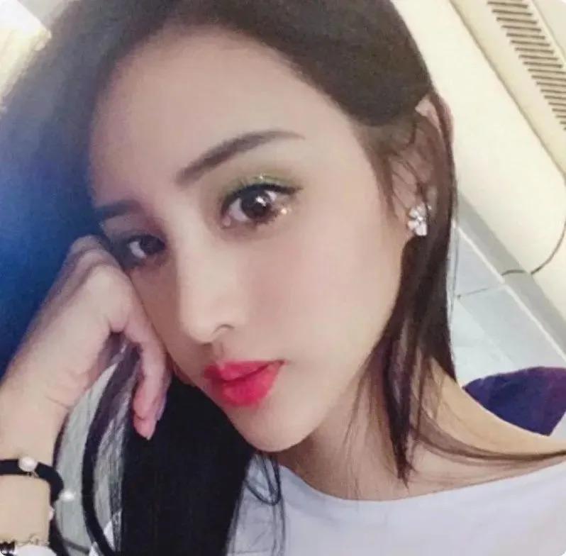 一张“假脸”却硬要演潘金莲，脸部僵硬像蛇精，看着难受