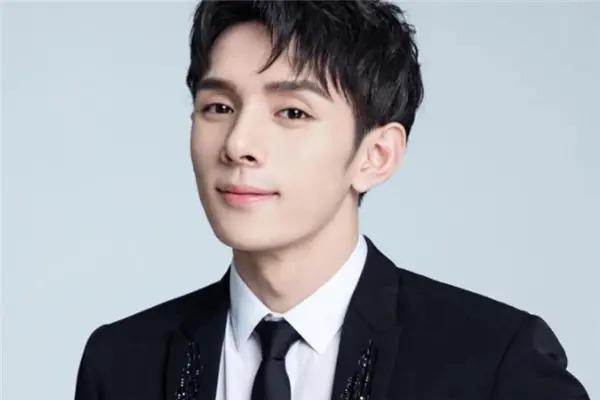 李佳琦终究不是林志玲
