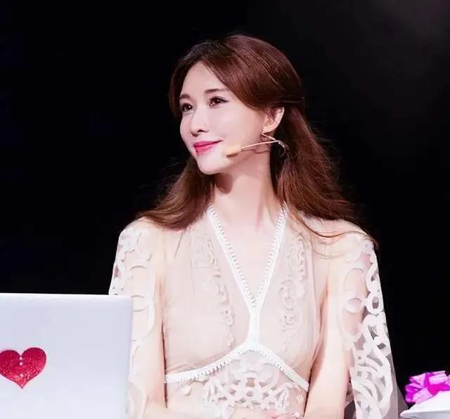 李佳琦终究不是林志玲