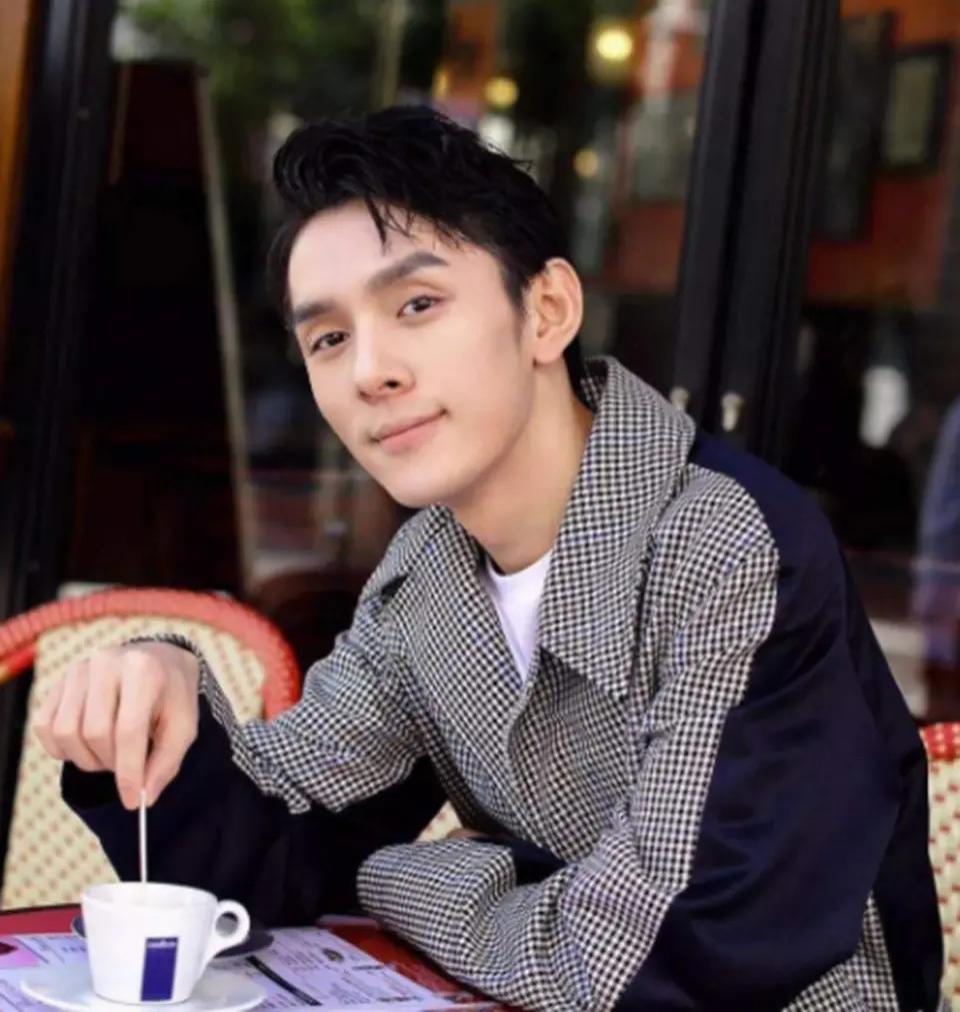 李佳琦终究不是林志玲