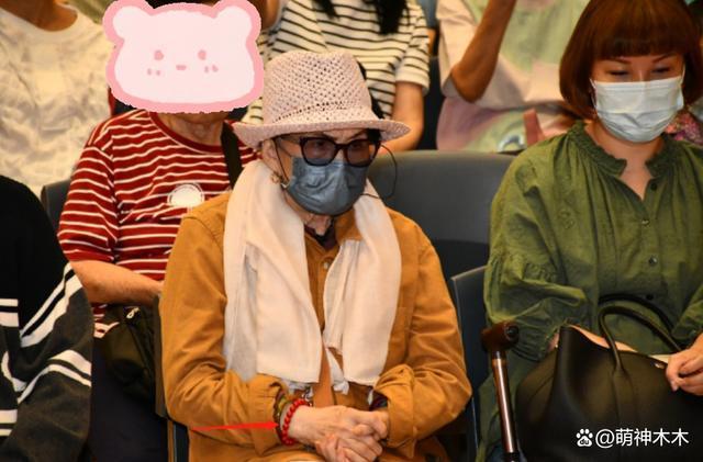 李玟去世两个多月，二姐穿着喜庆演出被吐槽，死因仍未公布