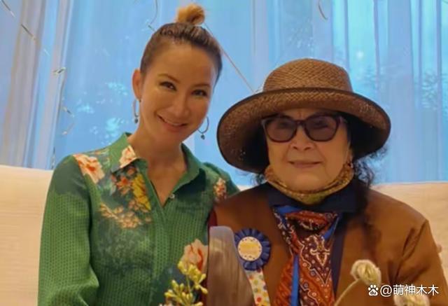 李玟去世两个多月，二姐穿着喜庆演出被吐槽，死因仍未公布