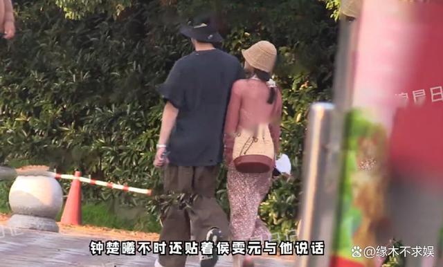 钟楚曦侯雯元恋爱！两人甜蜜牵手搂腰，8月刚和张云龙拍情侣大片