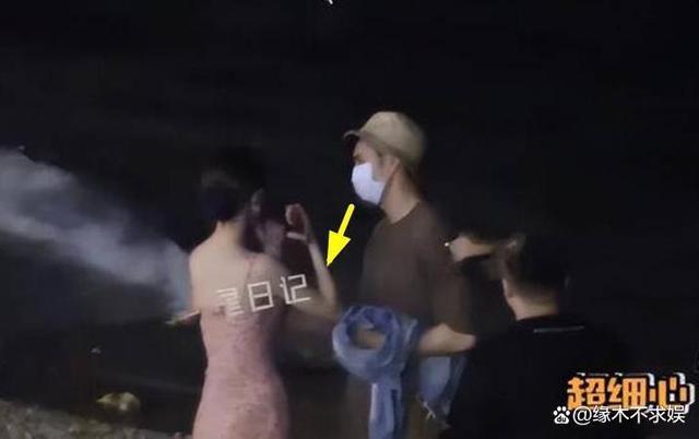 钟楚曦侯雯元恋爱！两人甜蜜牵手搂腰，8月刚和张云龙拍情侣大片