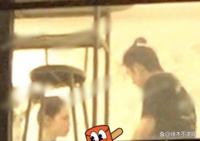 钟楚曦侯雯元恋爱！两人甜蜜牵手搂腰，8月刚和张云龙拍情侣大片