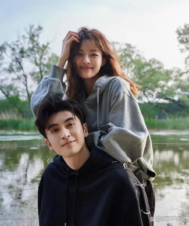 钟楚曦侯雯元恋爱！两人甜蜜牵手搂腰，8月刚和张云龙拍情侣大片