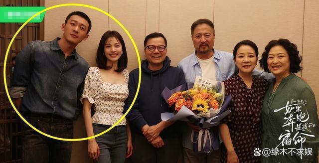 钟楚曦侯雯元恋爱！两人甜蜜牵手搂腰，8月刚和张云龙拍情侣大片