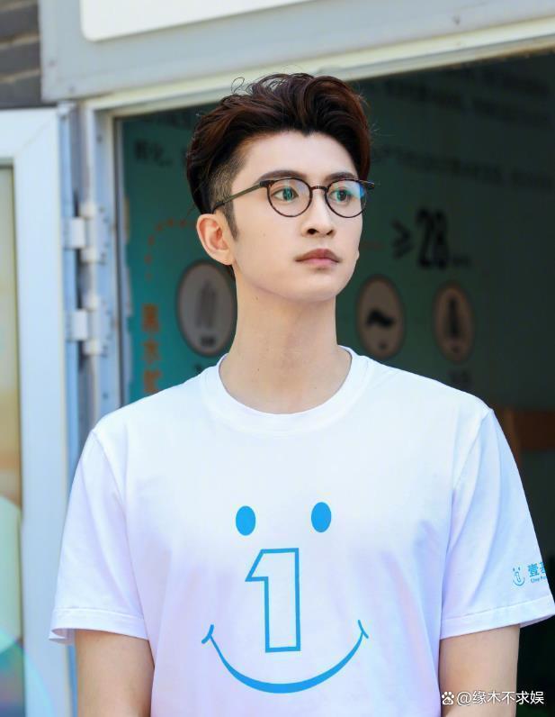 钟楚曦侯雯元恋爱！两人甜蜜牵手搂腰，8月刚和张云龙拍情侣大片