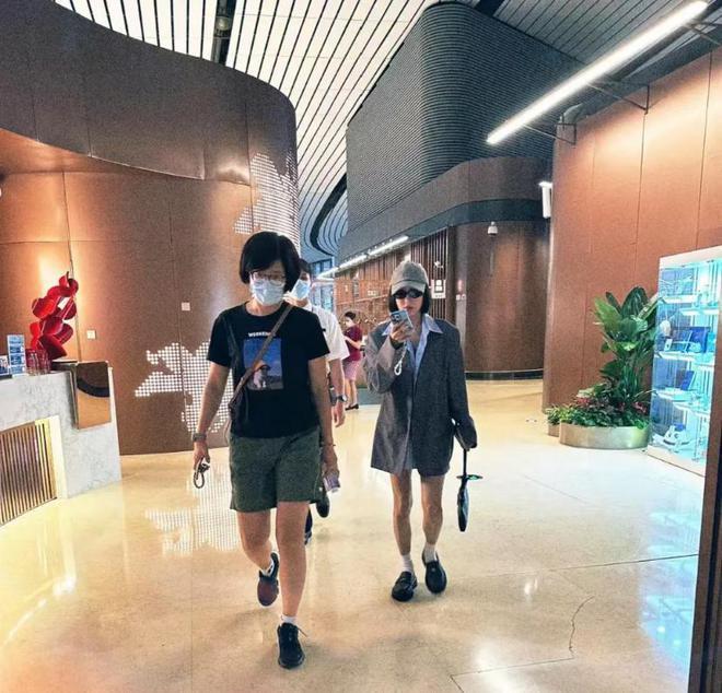 秦岚被偶遇无美颜滤镜变化大,生图暴露真实年龄