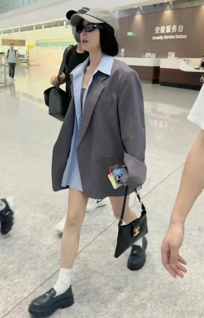 秦岚被偶遇无美颜滤镜变化大,生图暴露真实年龄