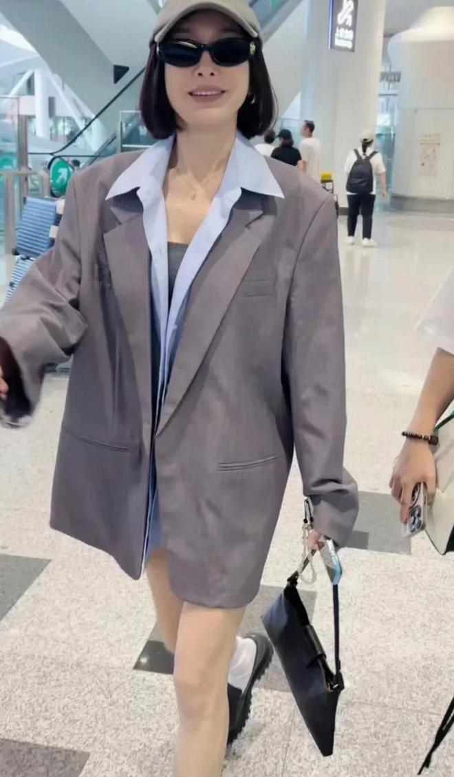秦岚被偶遇无美颜滤镜变化大,生图暴露真实年龄