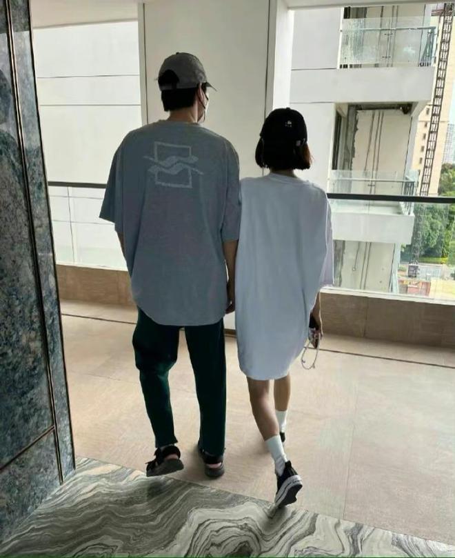 秦岚被偶遇无美颜滤镜变化大,生图暴露真实年龄