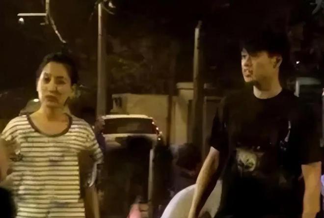 秦岚被偶遇无美颜滤镜变化大,生图暴露真实年龄