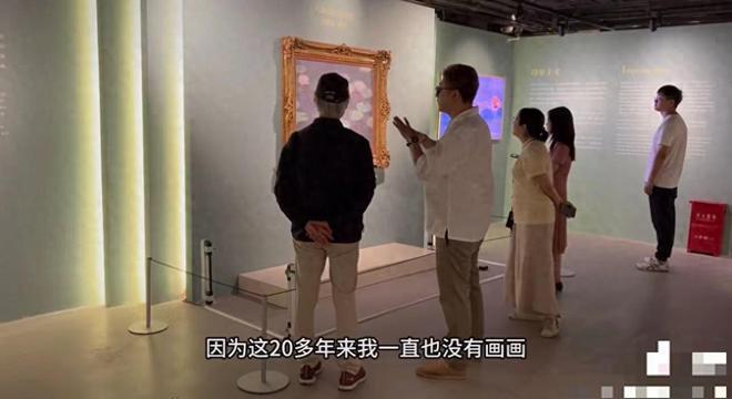 49岁王岳伦暴瘦风格大变 参加画展穿搭时尚又年轻