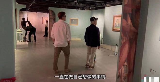 49岁王岳伦暴瘦风格大变 参加画展穿搭时尚又年轻