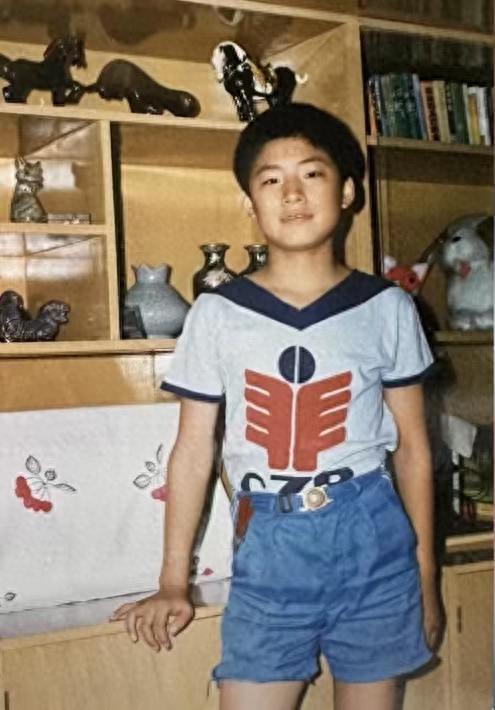 49岁王岳伦暴瘦风格大变 参加画展穿搭时尚又年轻