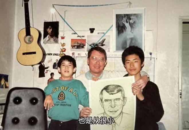 49岁王岳伦暴瘦风格大变 参加画展穿搭时尚又年轻