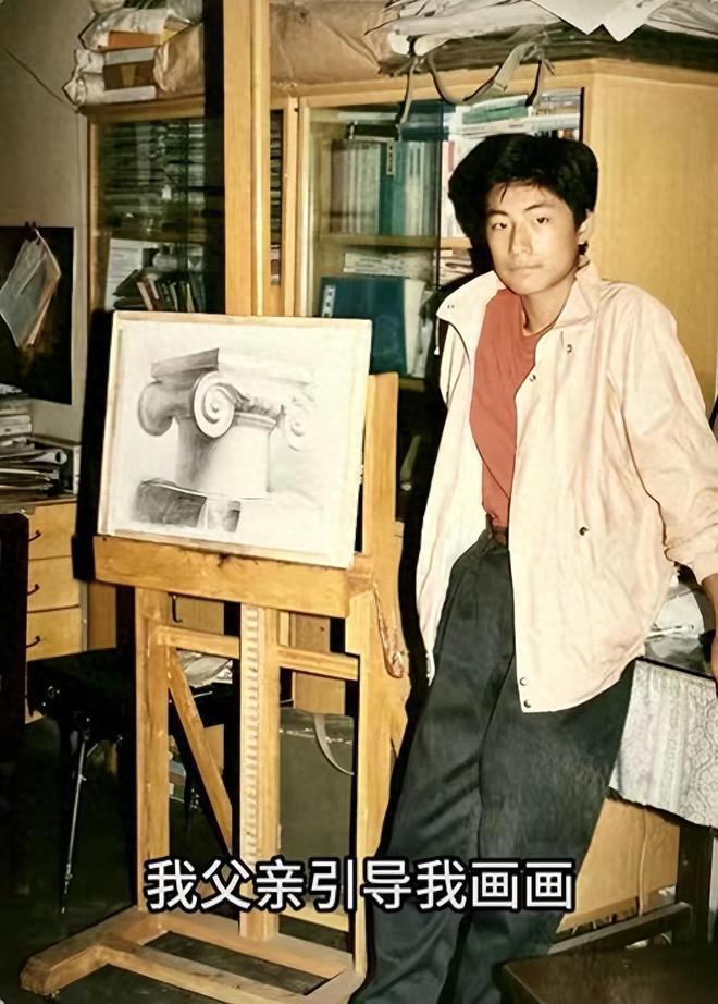 49岁王岳伦暴瘦风格大变 参加画展穿搭时尚又年轻