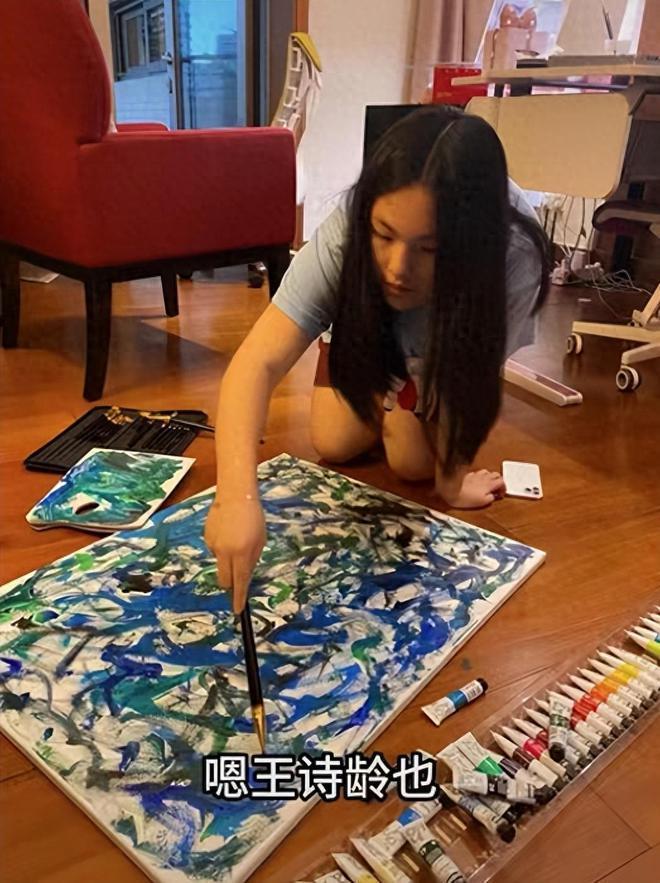 49岁王岳伦暴瘦风格大变 参加画展穿搭时尚又年轻