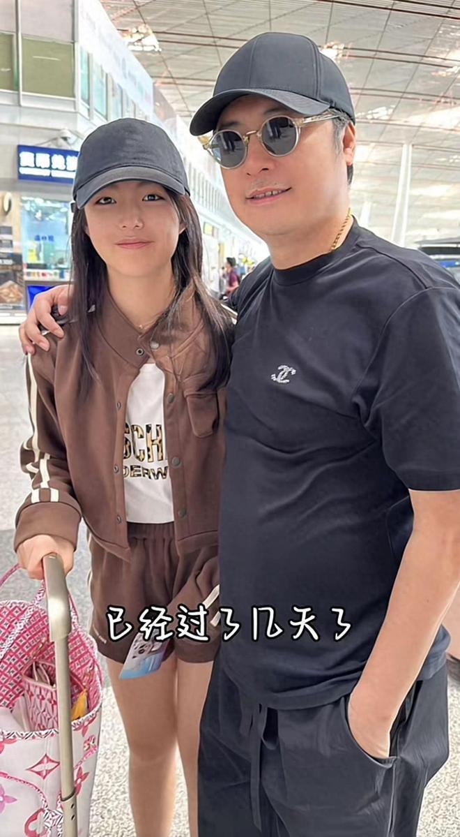 49岁王岳伦暴瘦风格大变 参加画展穿搭时尚又年轻