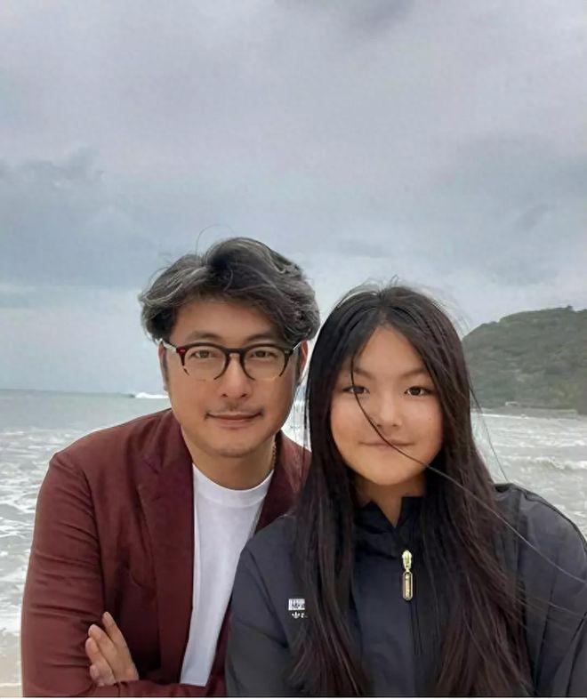 49岁王岳伦暴瘦风格大变 参加画展穿搭时尚又年轻