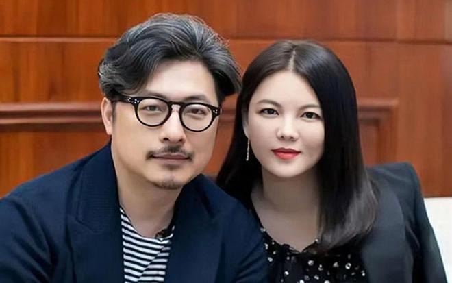 49岁王岳伦暴瘦风格大变 参加画展穿搭时尚又年轻