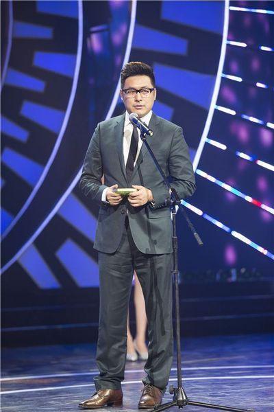 49岁王岳伦暴瘦风格大变 参加画展穿搭时尚又年轻