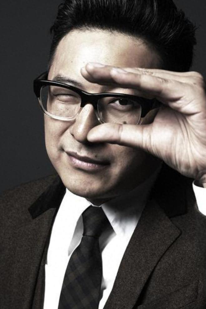 49岁王岳伦暴瘦风格大变 参加画展穿搭时尚又年轻