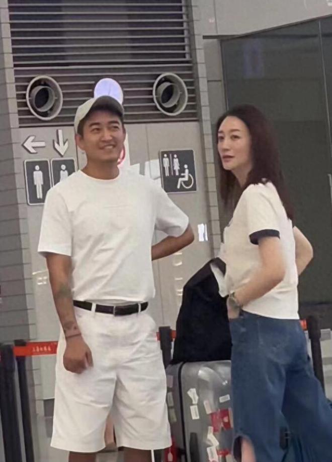 47岁李小冉携家人旅行 帅气弟弟露面姐弟长得太像